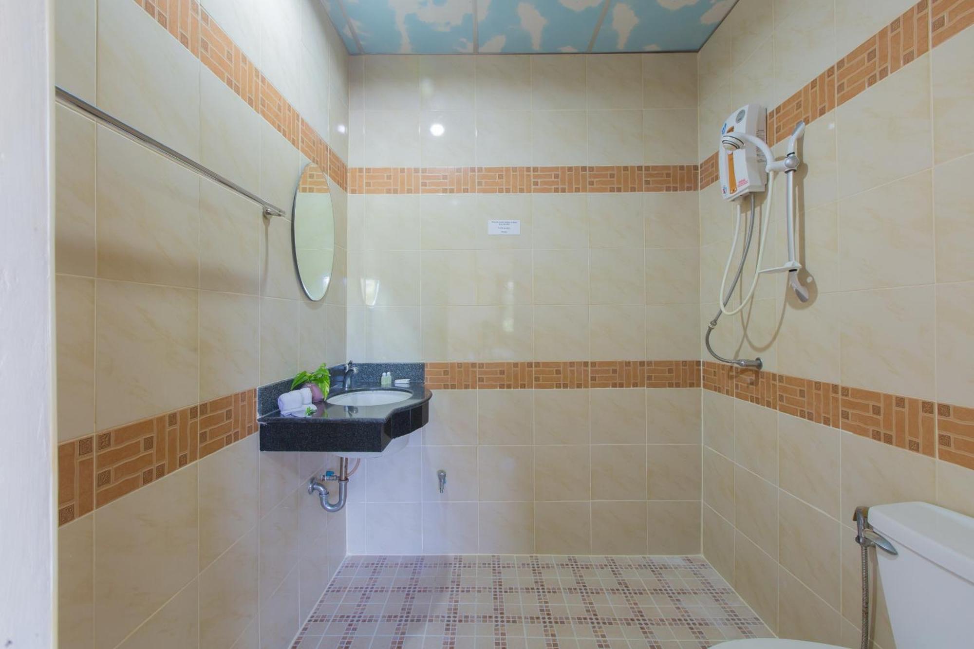 Patong Rai Rom Yen Resort Sha Номер фото